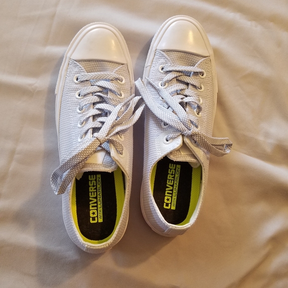 Blue and white patterned converse - Picture 2 of 6